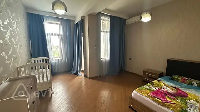 Kirayə verilir 4 otaqlı yeni tikili 220 m²