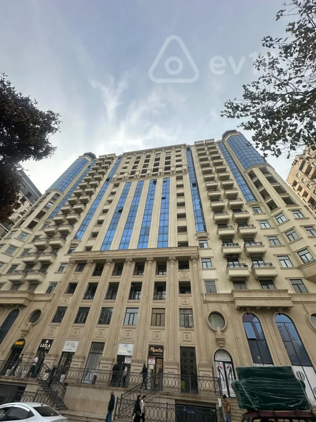 Satılır 4 otaqlı yeni tikili 241.9 m²