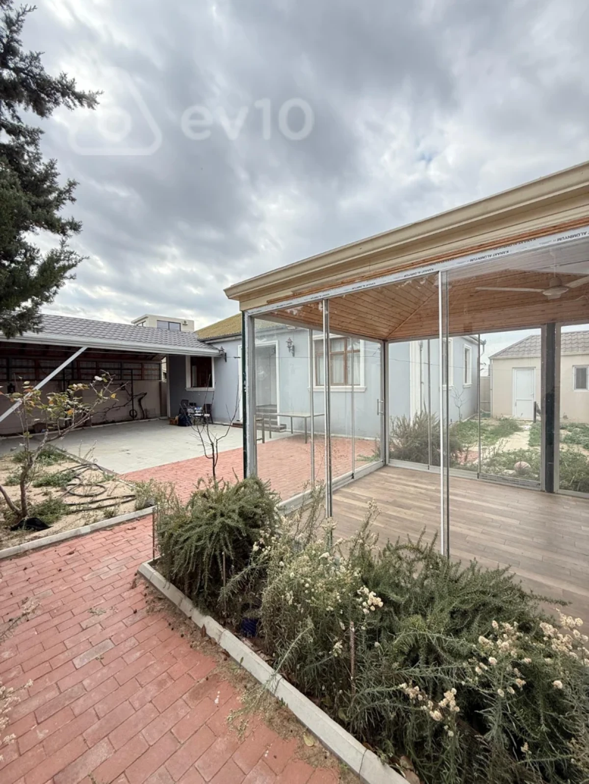 Satılır 5 otaqlı həyət evi 160 m²