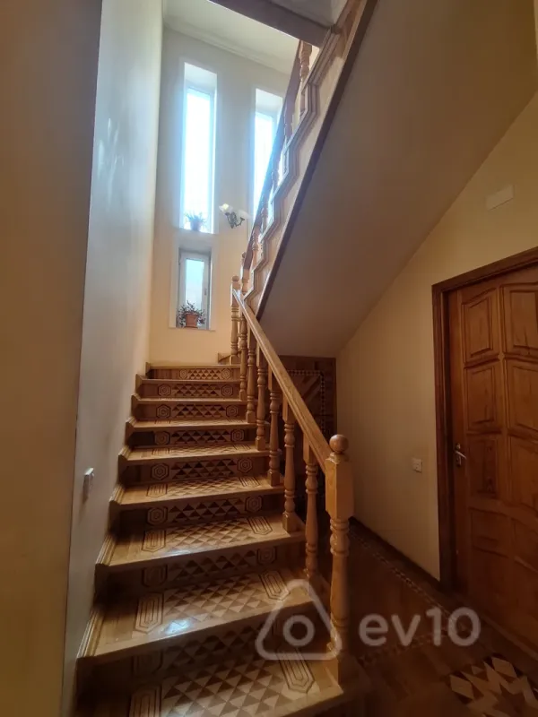 Satılır 6 otaqlı həyət evi 190 m²