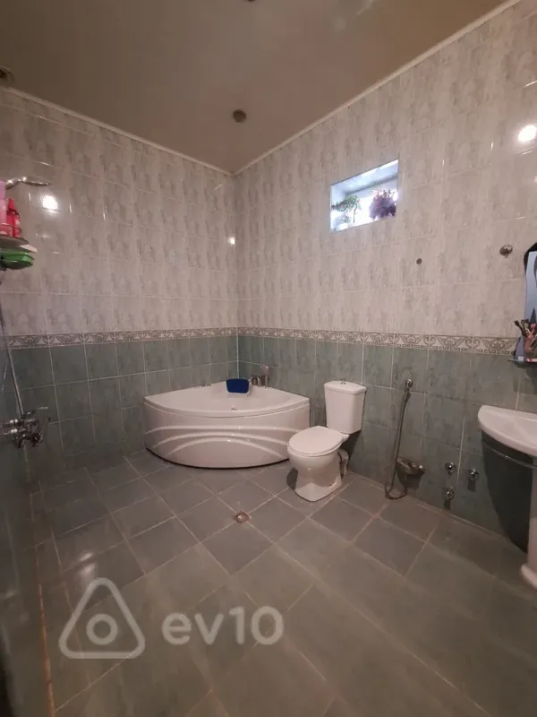 Satılır 6 otaqlı həyət evi 190 m²