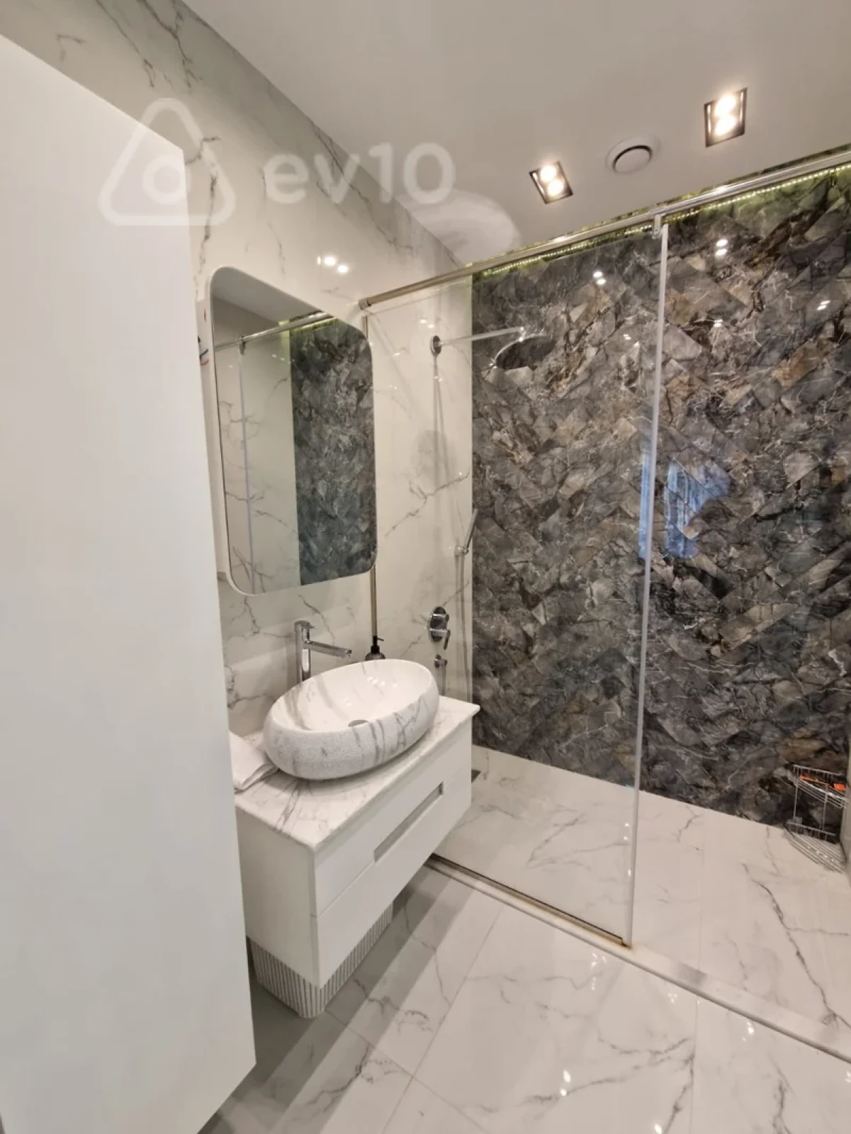 Kirayə verilir 3 otaqlı yeni tikili 140 m²