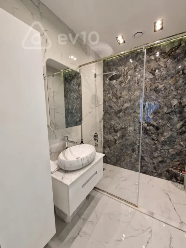 Kirayə verilir 3 otaqlı yeni tikili 140 m²