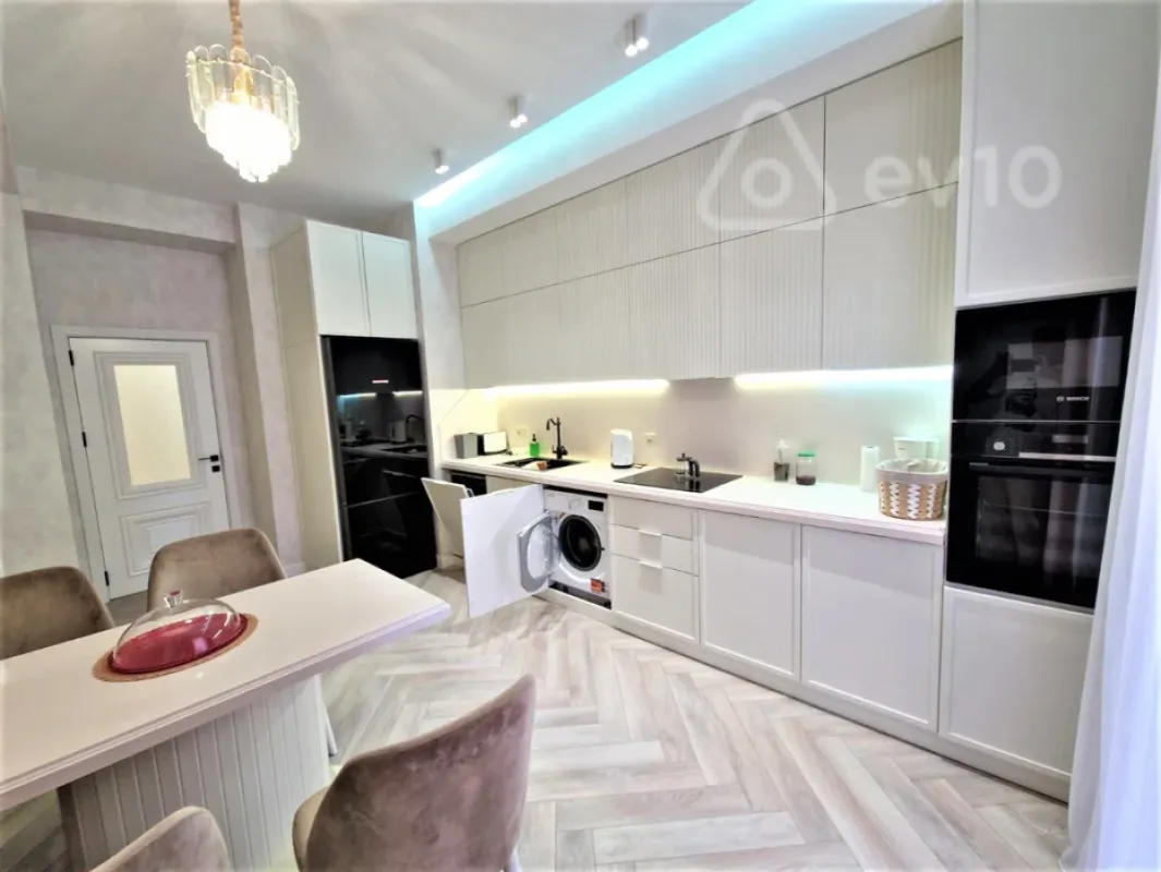 Kirayə verilir 3 otaqlı yeni tikili 140 m²