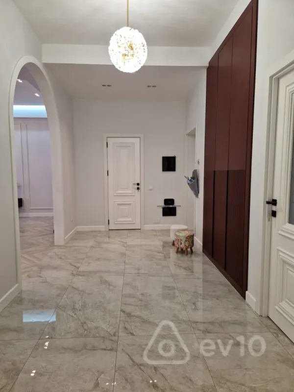 Kirayə verilir 3 otaqlı yeni tikili 140 m²