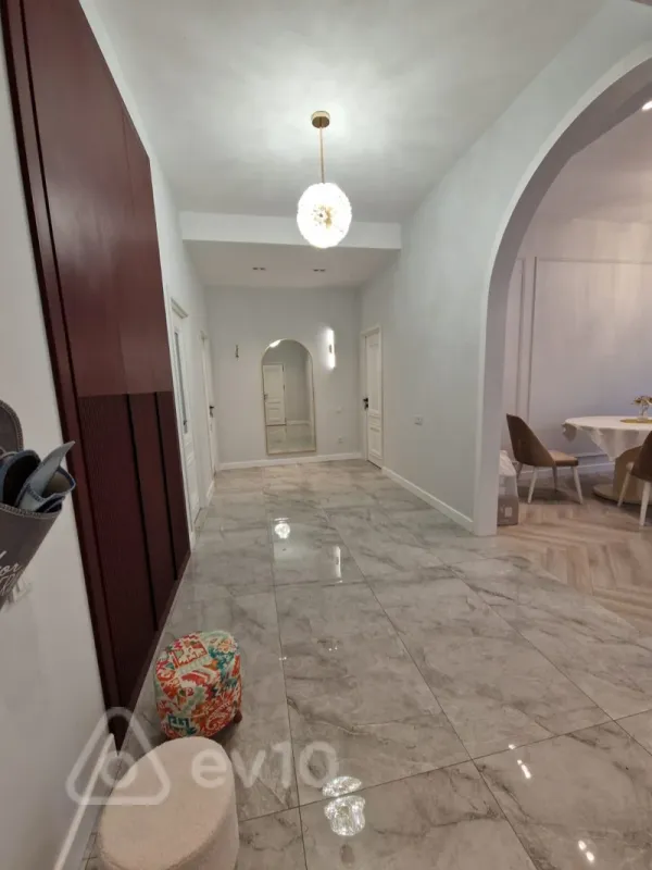 Kirayə verilir 3 otaqlı yeni tikili 140 m²