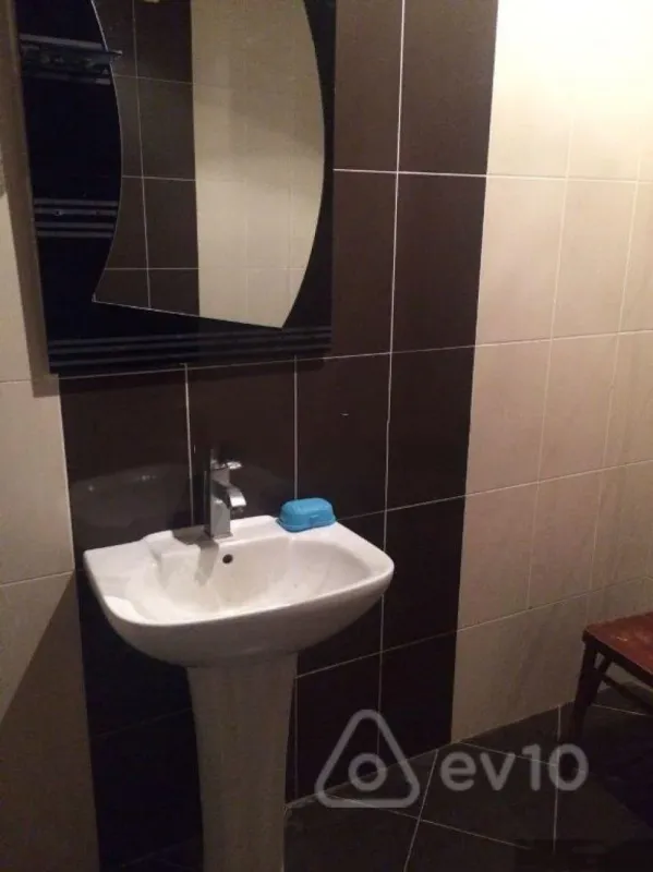 Kirayə verilir 4 otaqlı yeni tikili 200 m²