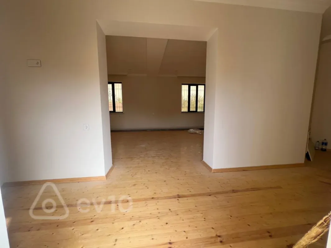 Satılır 10 otaqlı həyət evi 450 m²
