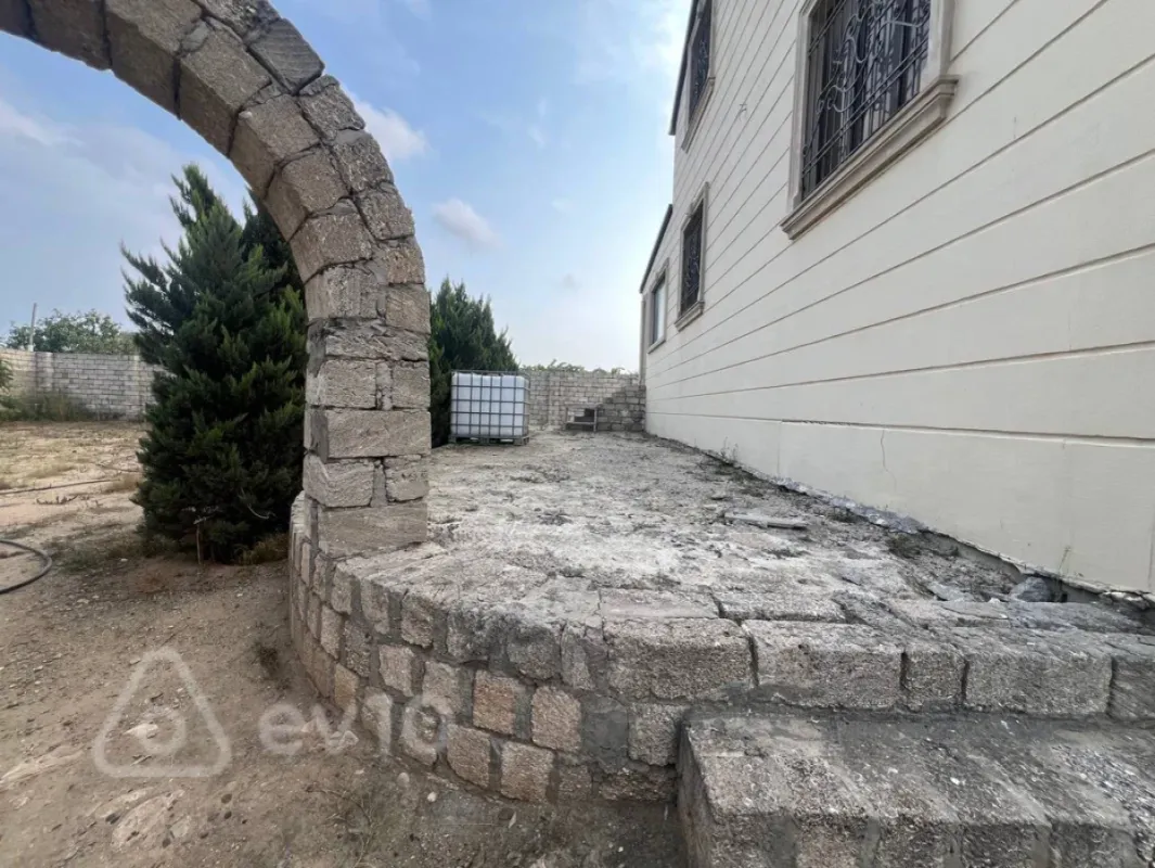 Satılır 10 otaqlı həyət evi 450 m²