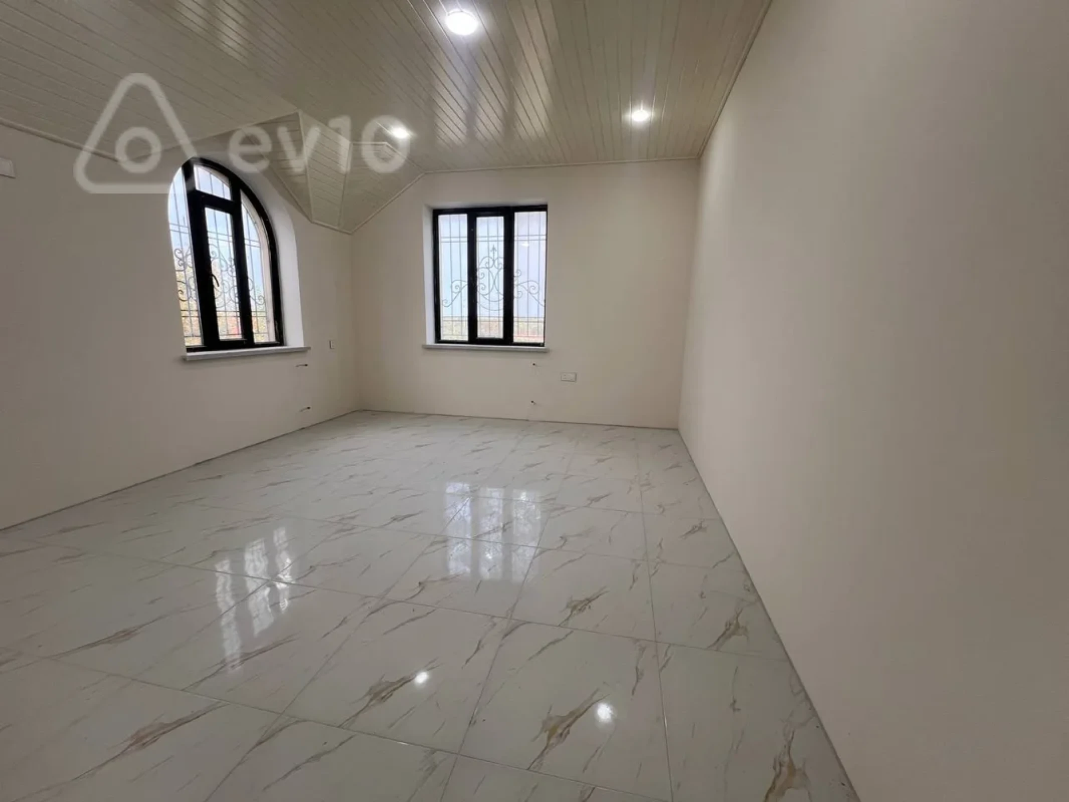 Satılır 10 otaqlı həyət evi 450 m²