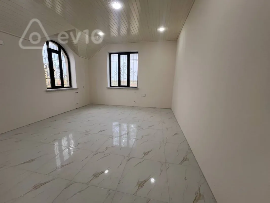 Satılır 10 otaqlı həyət evi 450 m²