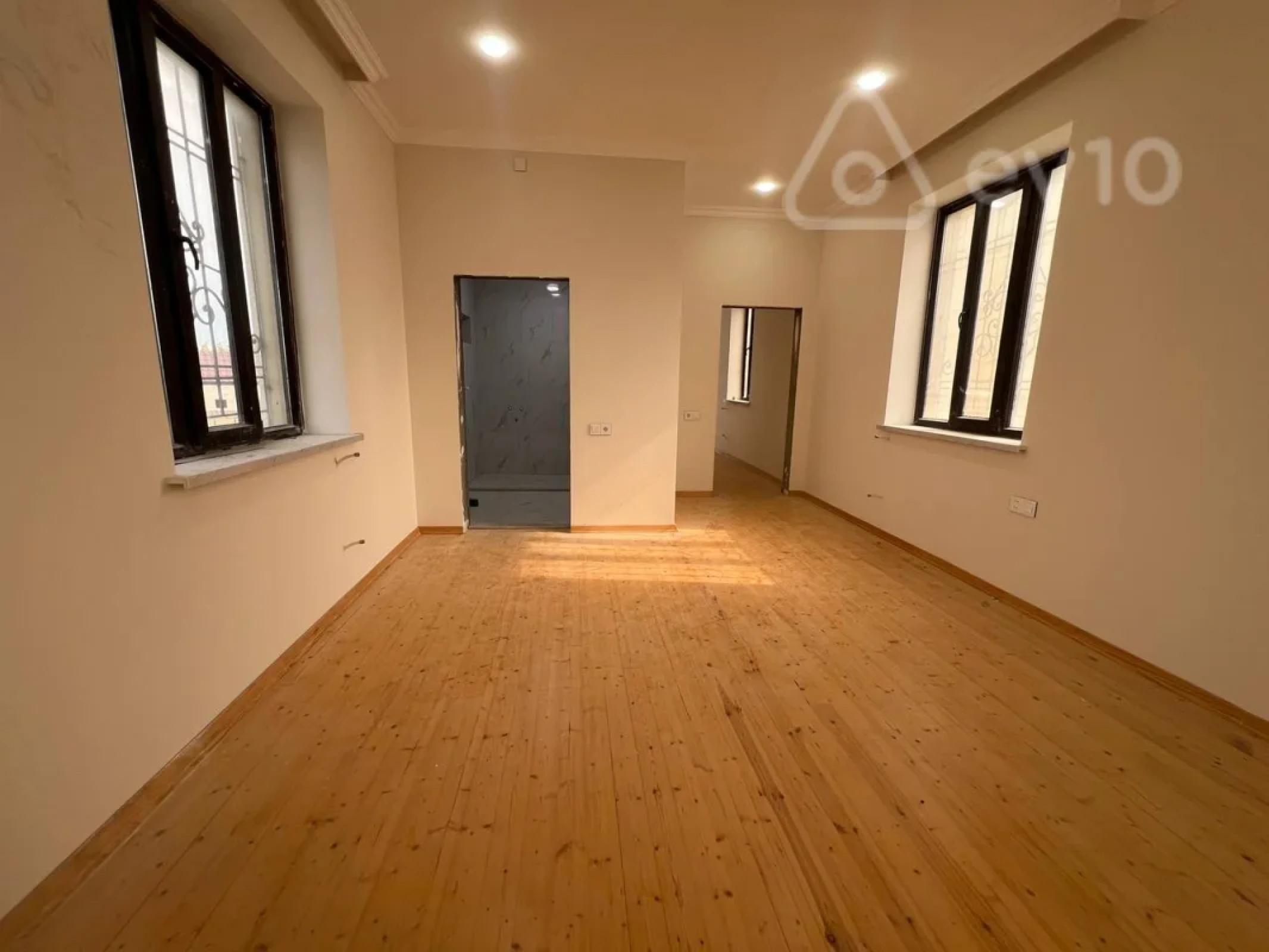 Satılır 10 otaqlı həyət evi 450 m²