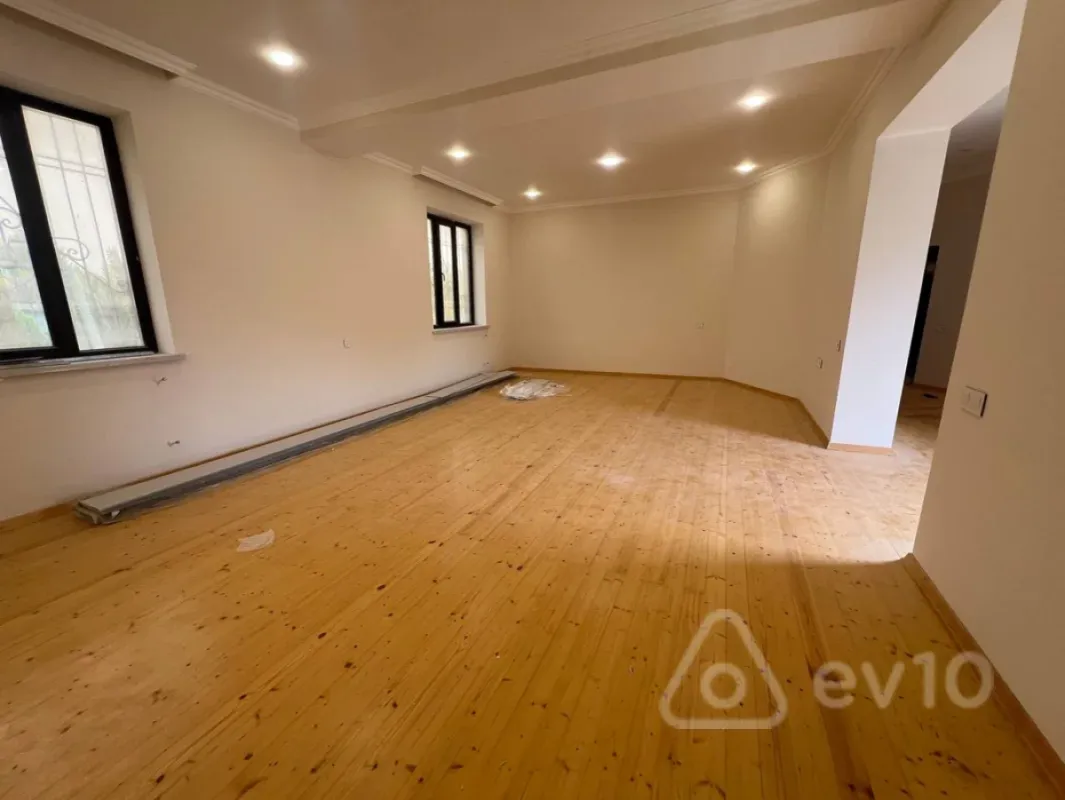 Satılır 10 otaqlı həyət evi 450 m²