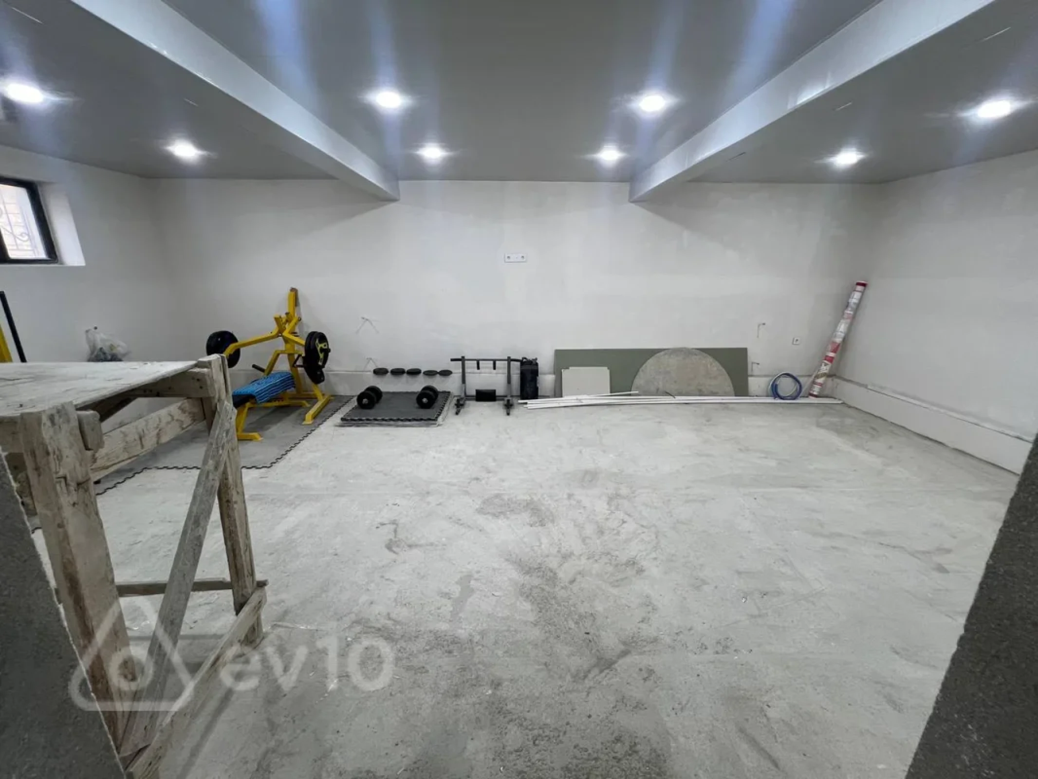 Satılır 10 otaqlı həyət evi 450 m²