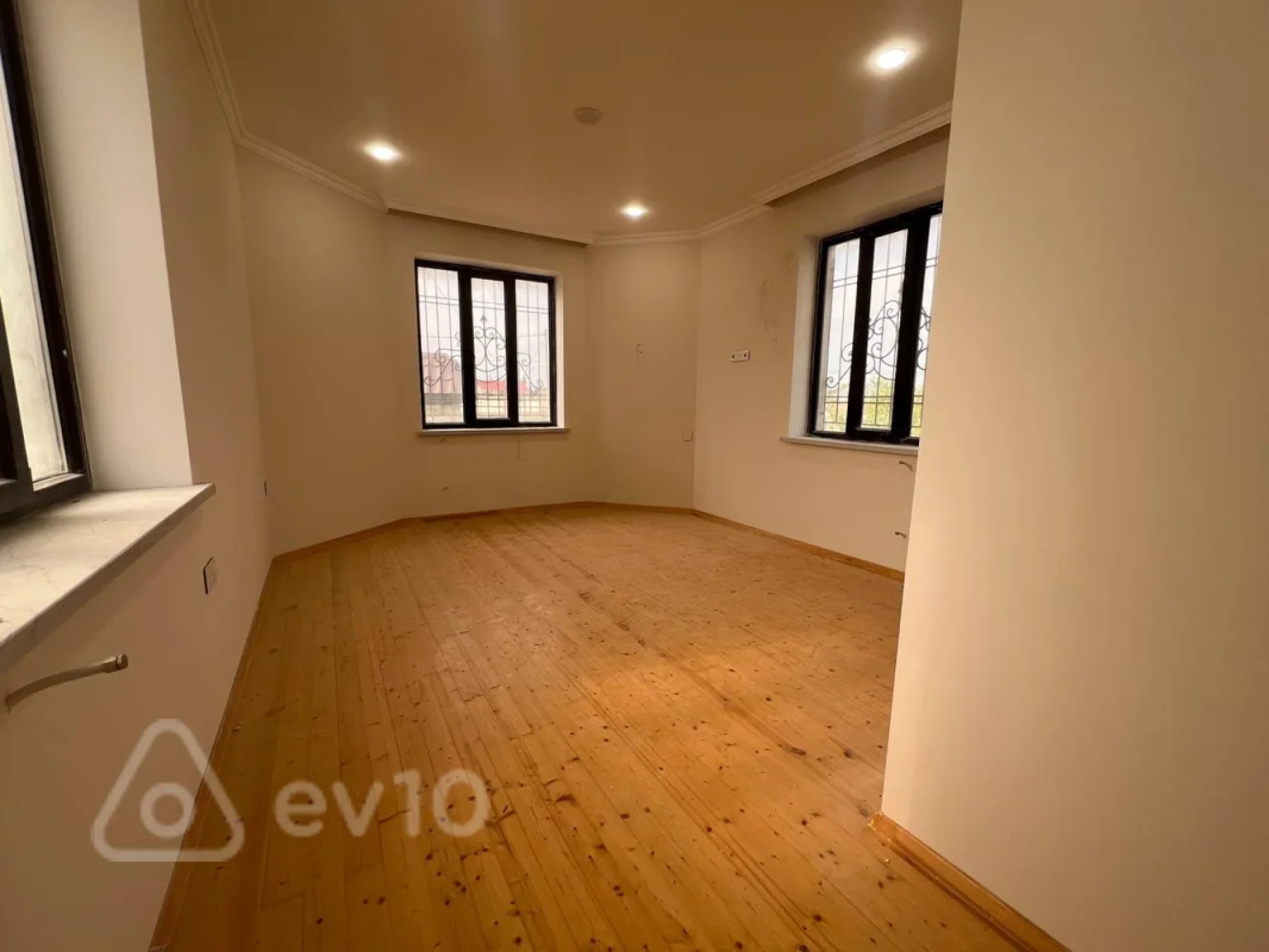 Satılır 10 otaqlı həyət evi 450 m²