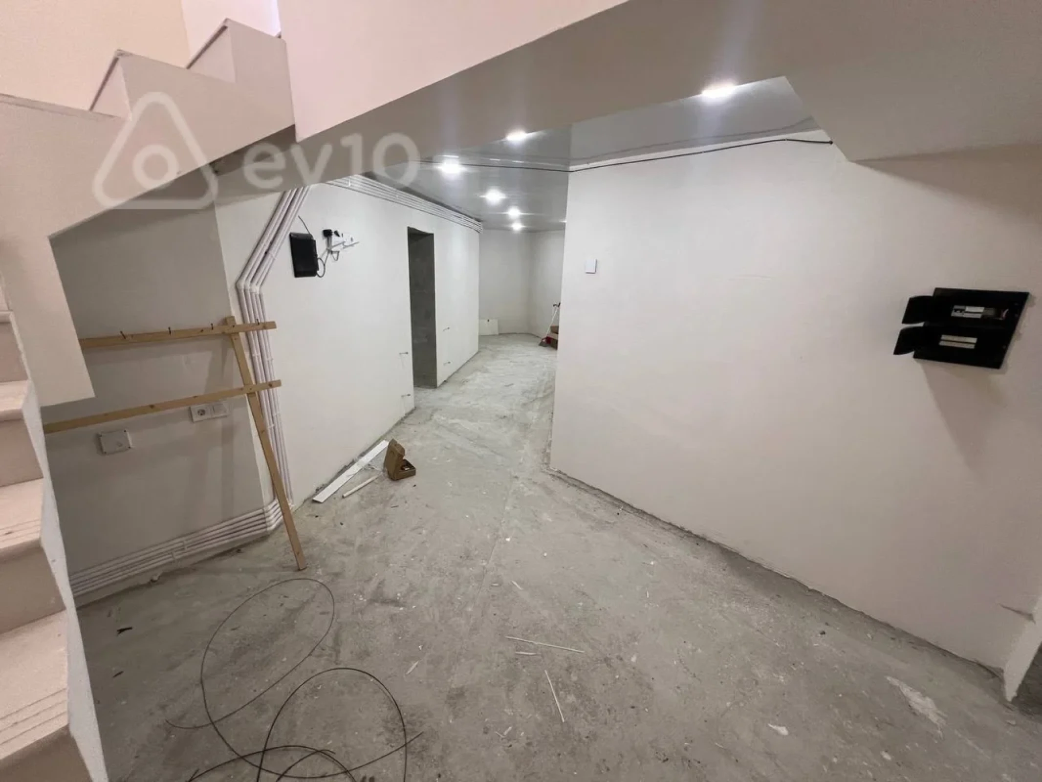 Satılır 10 otaqlı həyət evi 450 m²