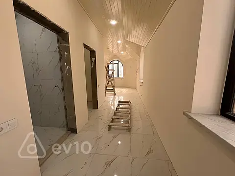 Satılır 10 otaqlı həyət evi 450 m²