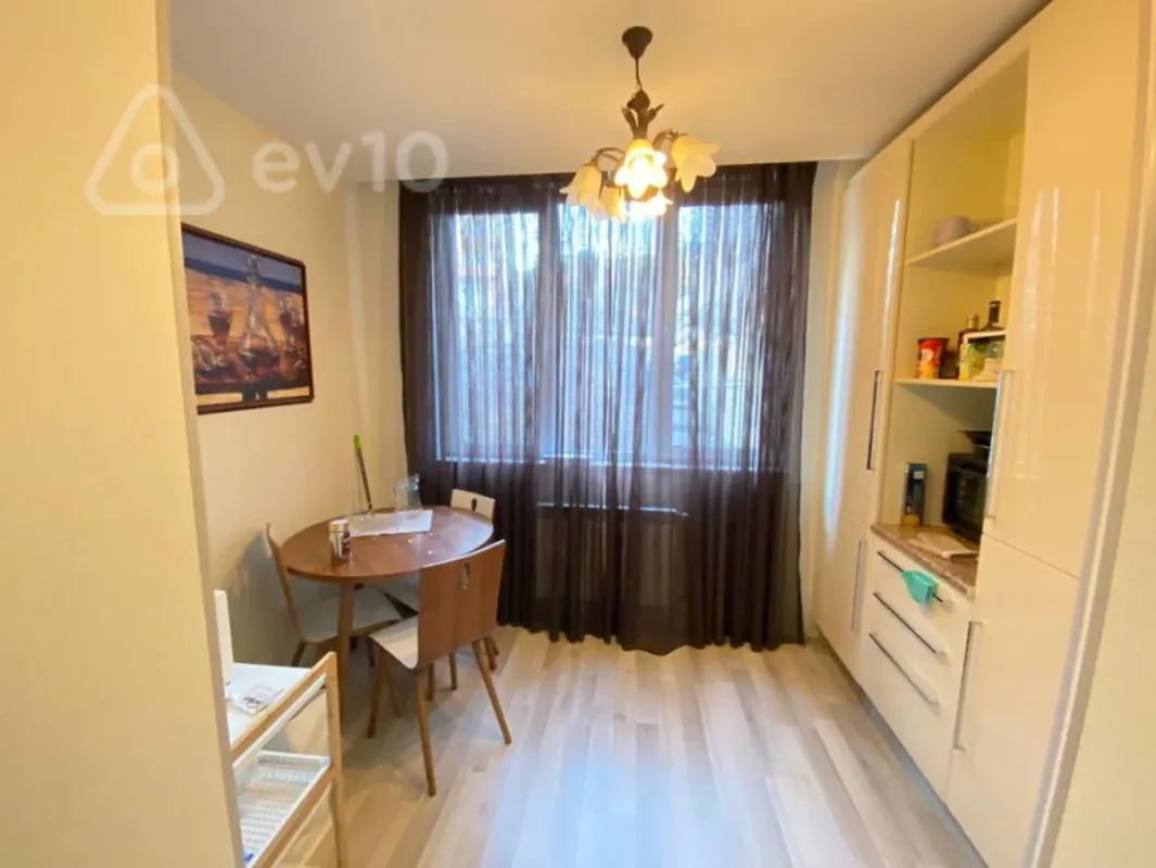 Kirayə verilir 2 otaqlı köhnə tikili 70 m²