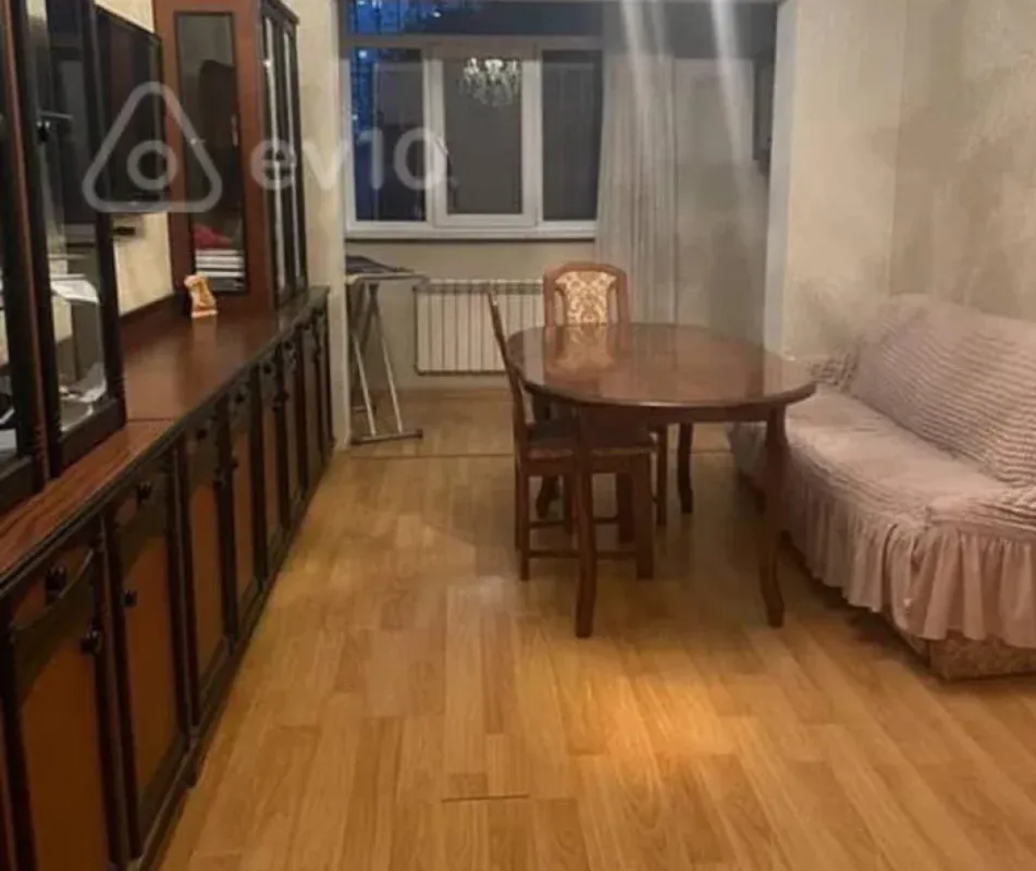 Kirayə verilir 4 otaqlı köhnə tikili 90 m²