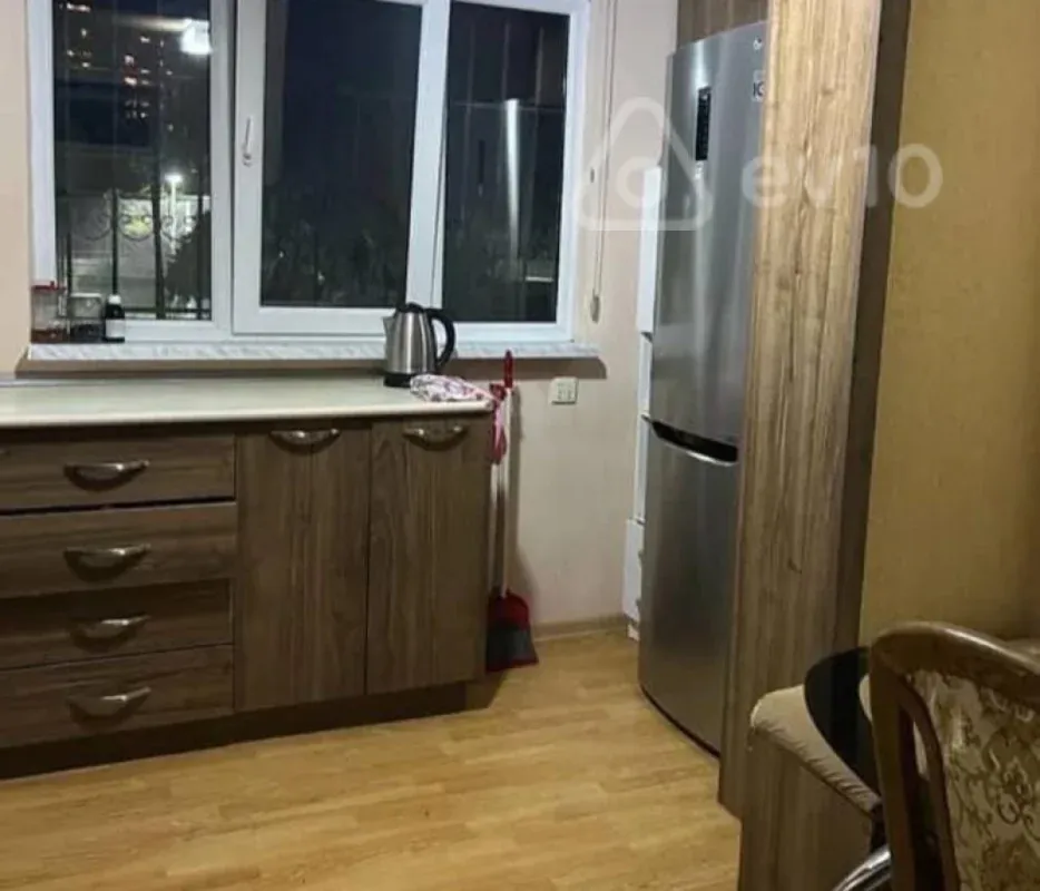Kirayə verilir 4 otaqlı köhnə tikili 90 m²