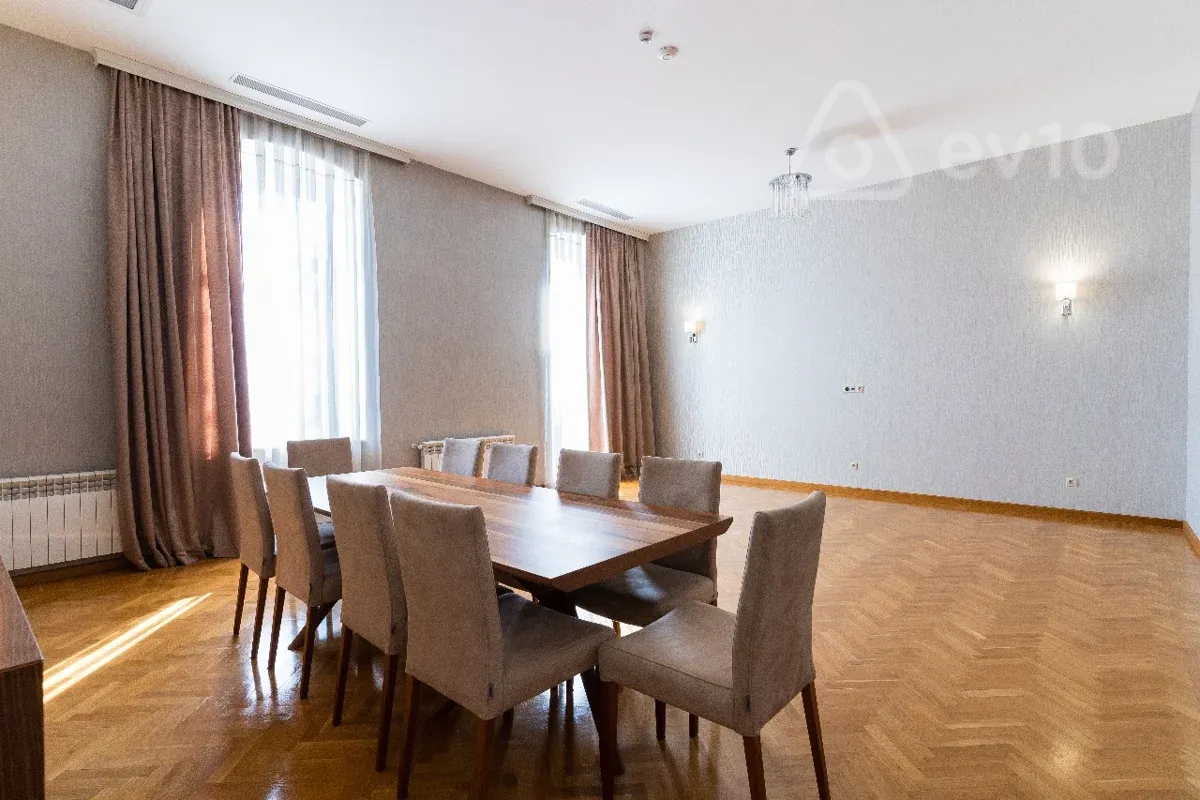 Kirayə verilir 4 otaqlı yeni tikili 300 m²