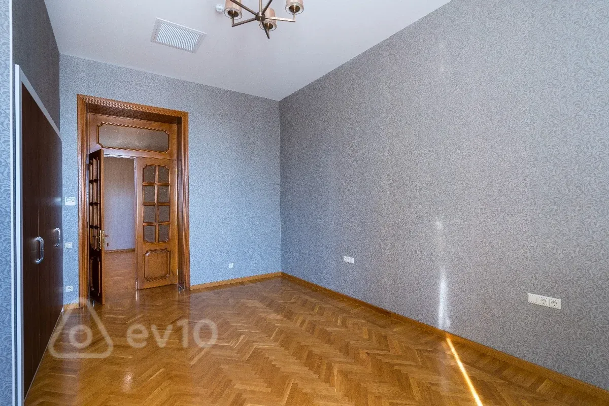 Kirayə verilir 4 otaqlı yeni tikili 300 m²