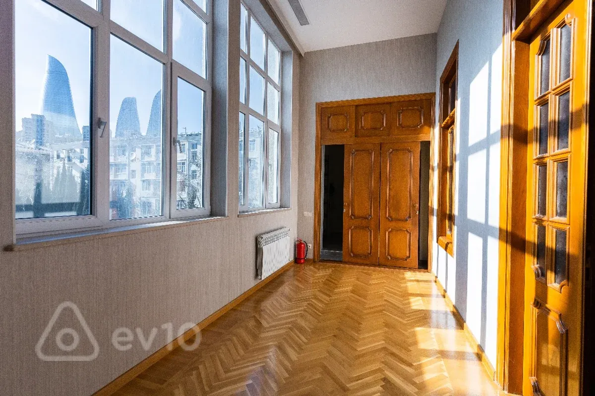 Kirayə verilir 4 otaqlı yeni tikili 300 m²