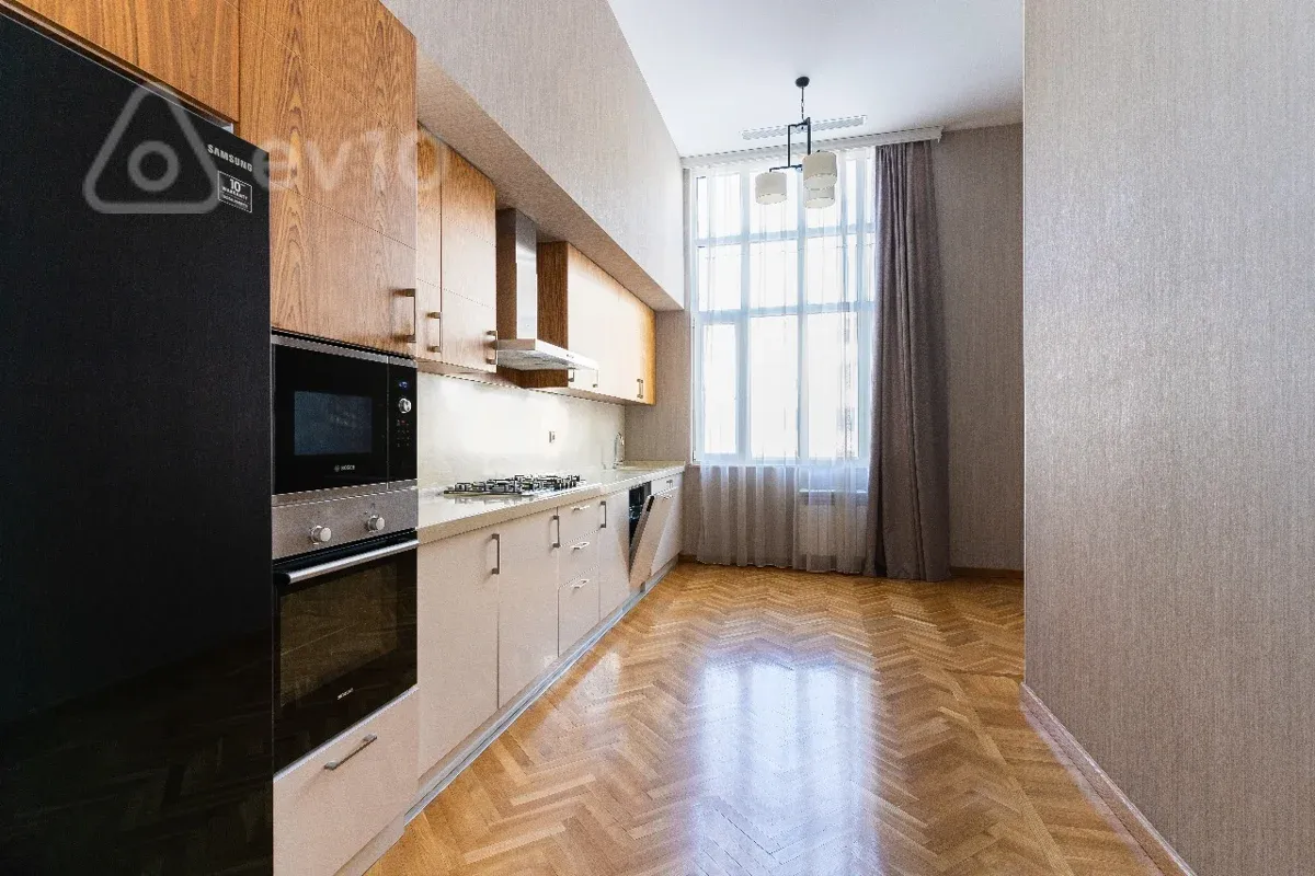 Kirayə verilir 4 otaqlı yeni tikili 300 m²