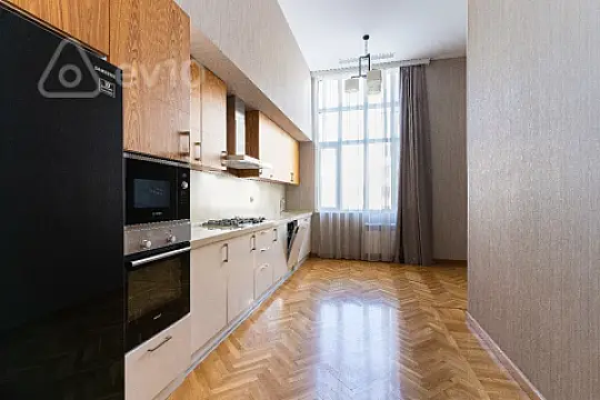 Kirayə verilir 4 otaqlı yeni tikili 300 m²