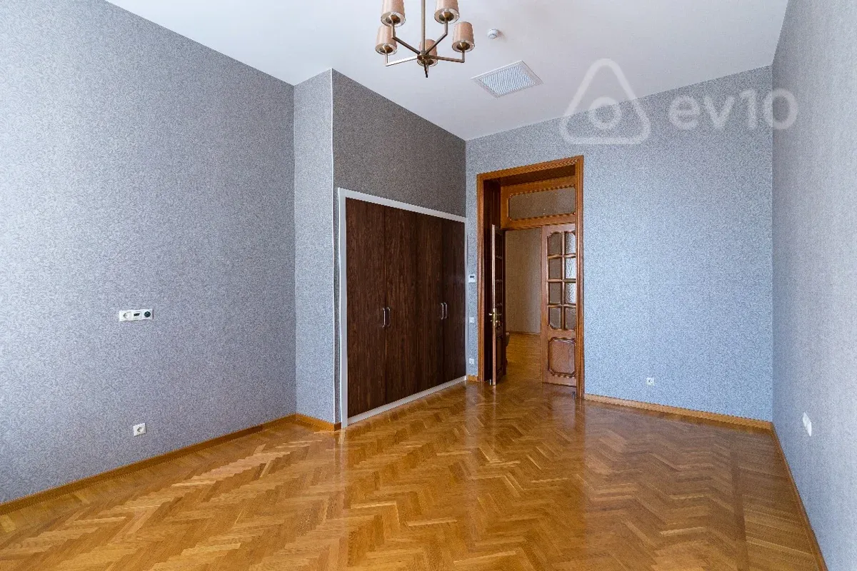 Kirayə verilir 4 otaqlı yeni tikili 300 m²