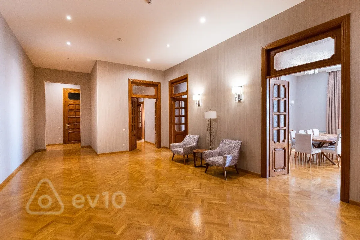 Kirayə verilir 4 otaqlı yeni tikili 300 m²