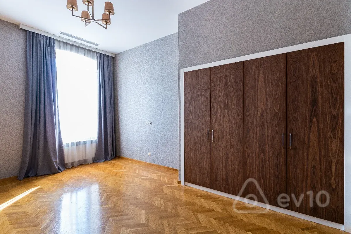 Kirayə verilir 4 otaqlı yeni tikili 300 m²