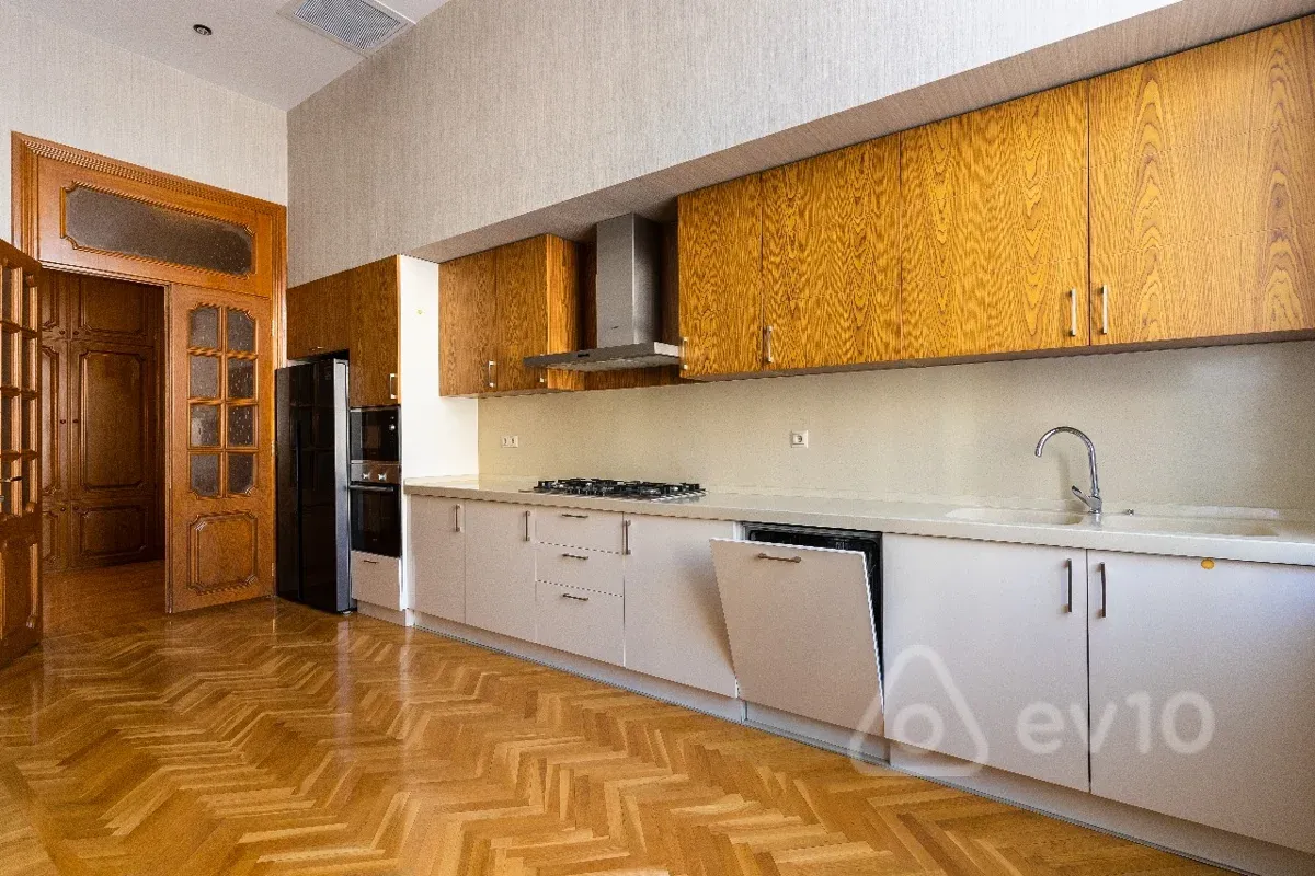 Kirayə verilir 4 otaqlı yeni tikili 300 m²