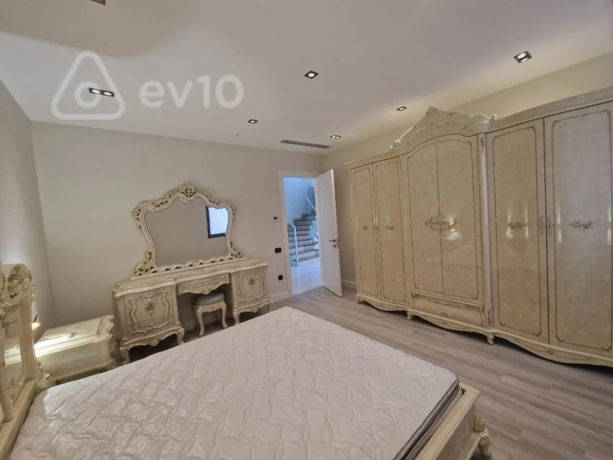 Kirayə verilir 4 otaqlı həyət evi 3000 m²