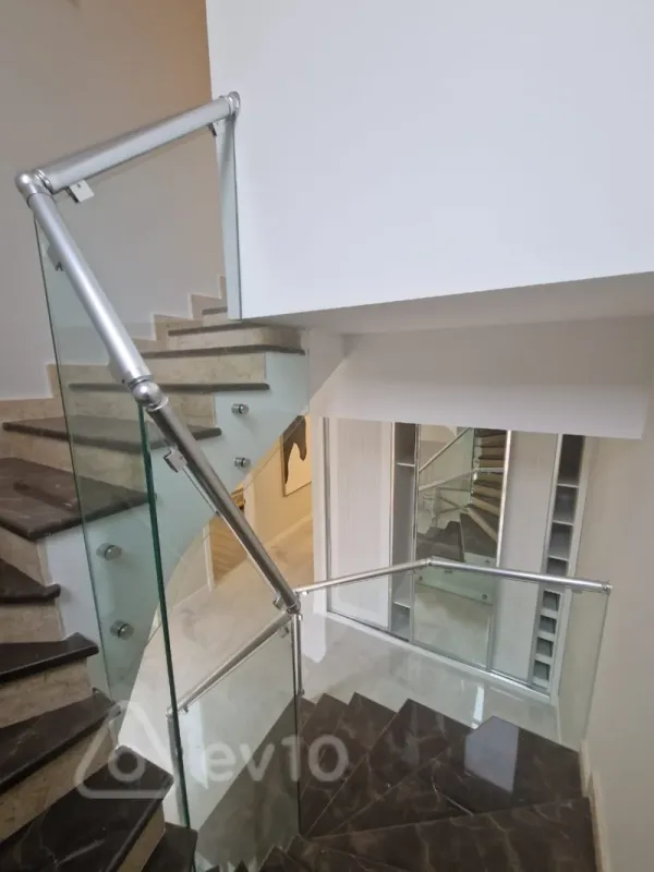 Kirayə verilir 4 otaqlı həyət evi 3000 m²