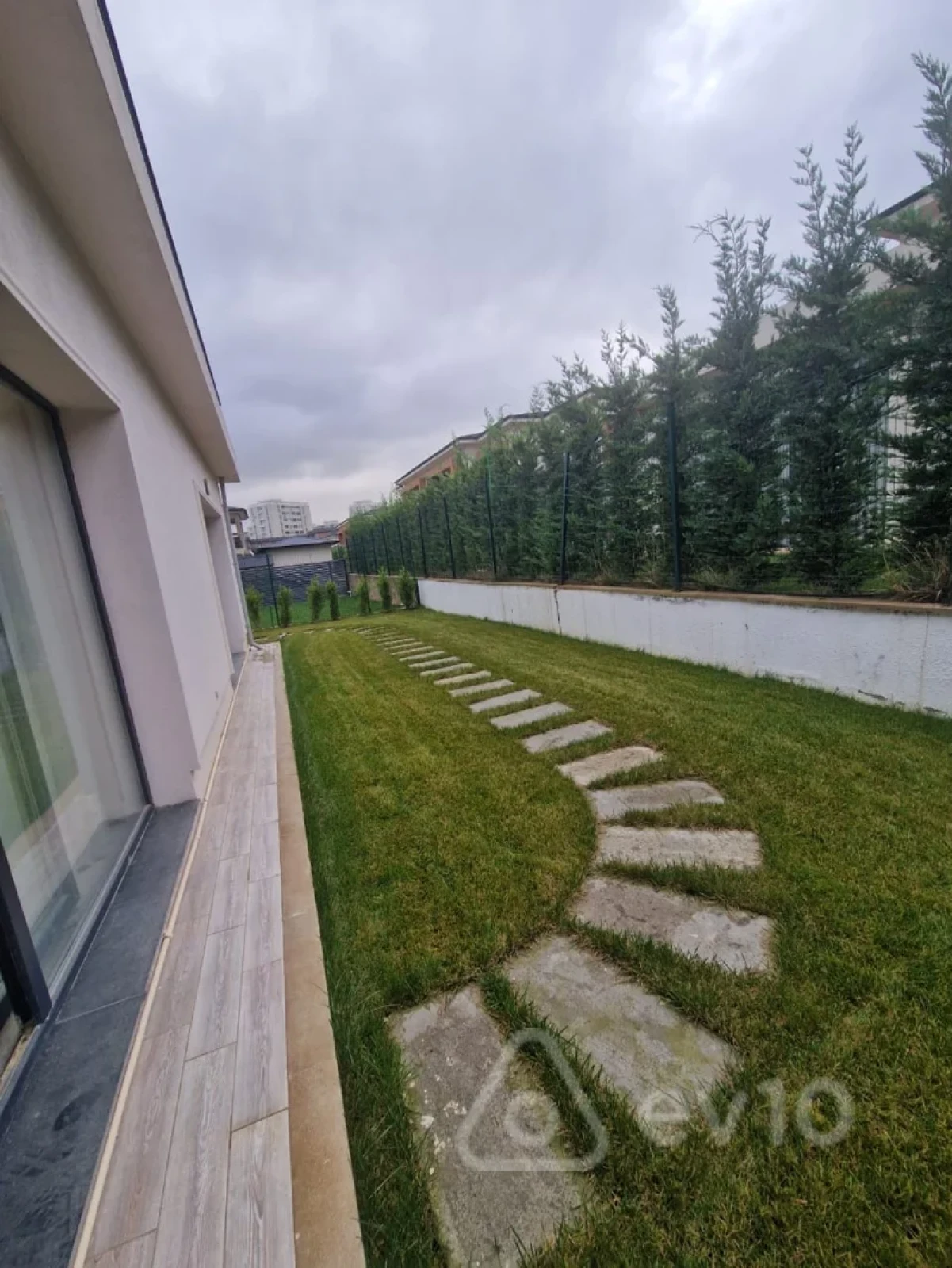 Kirayə verilir 4 otaqlı həyət evi 3000 m²