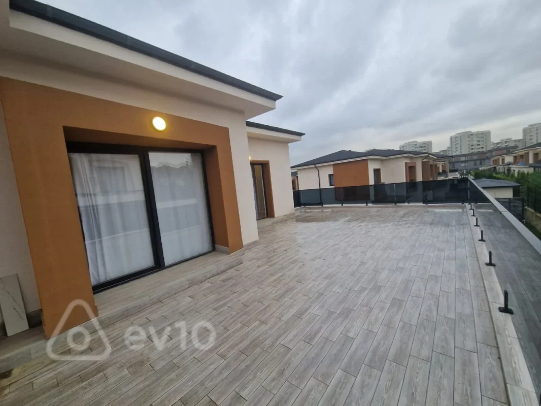 Kirayə verilir 4 otaqlı həyət evi 3000 m²