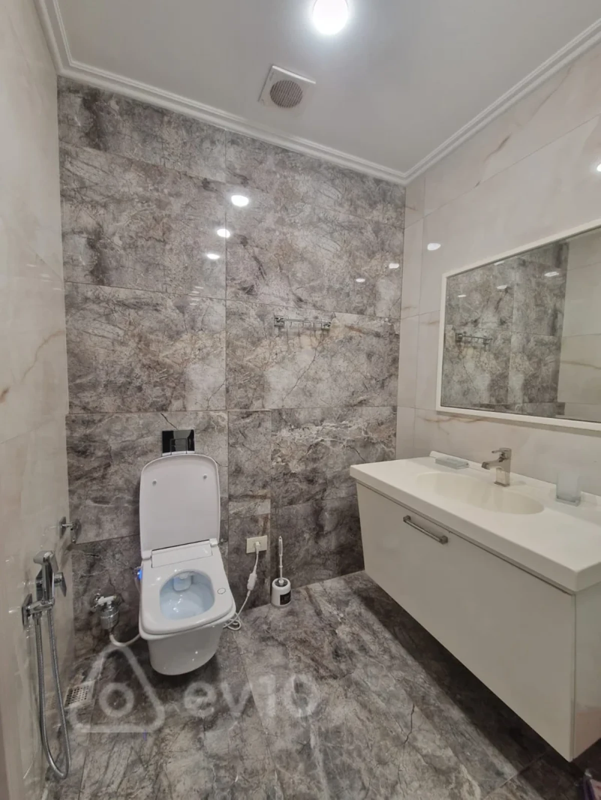 Kirayə verilir 3 otaqlı yeni tikili 190 m²