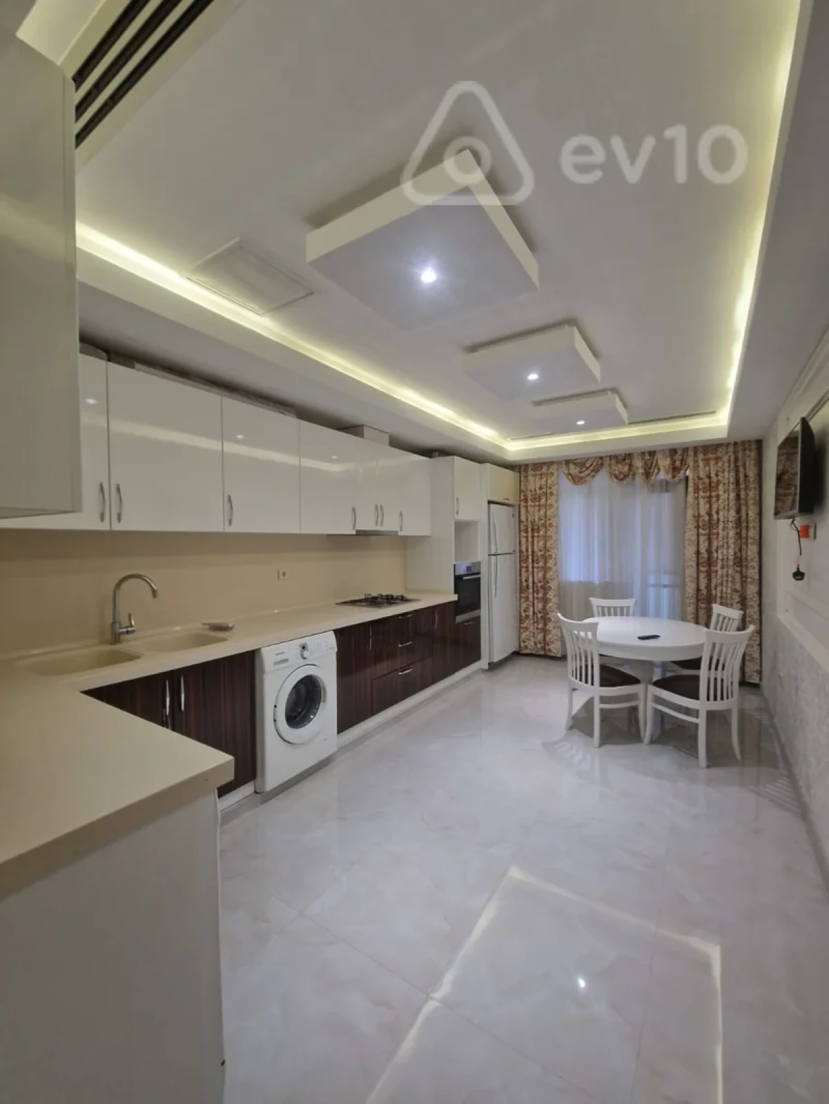 Kirayə verilir 3 otaqlı yeni tikili 190 m²