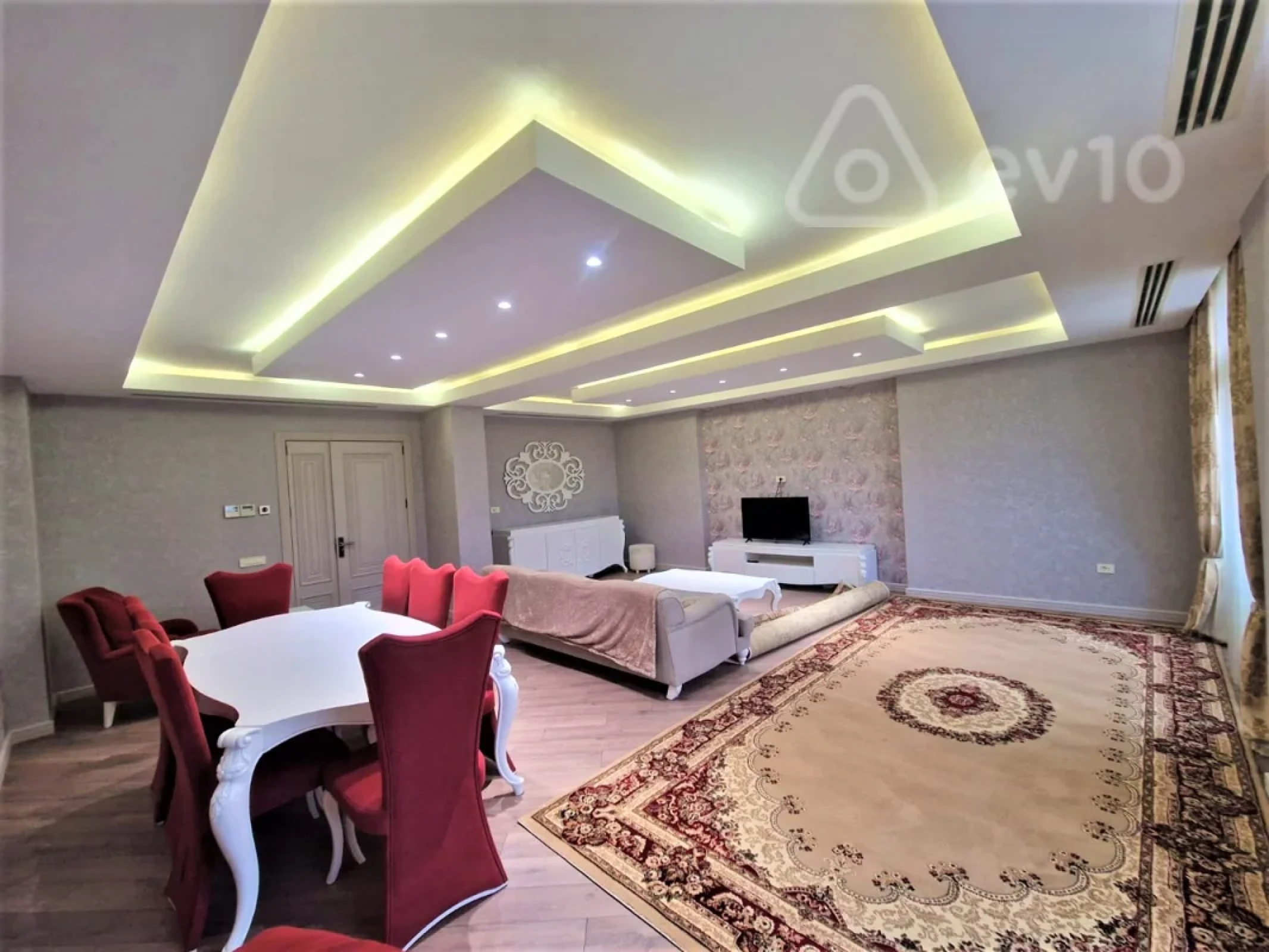 Kirayə verilir 3 otaqlı yeni tikili 190 m²
