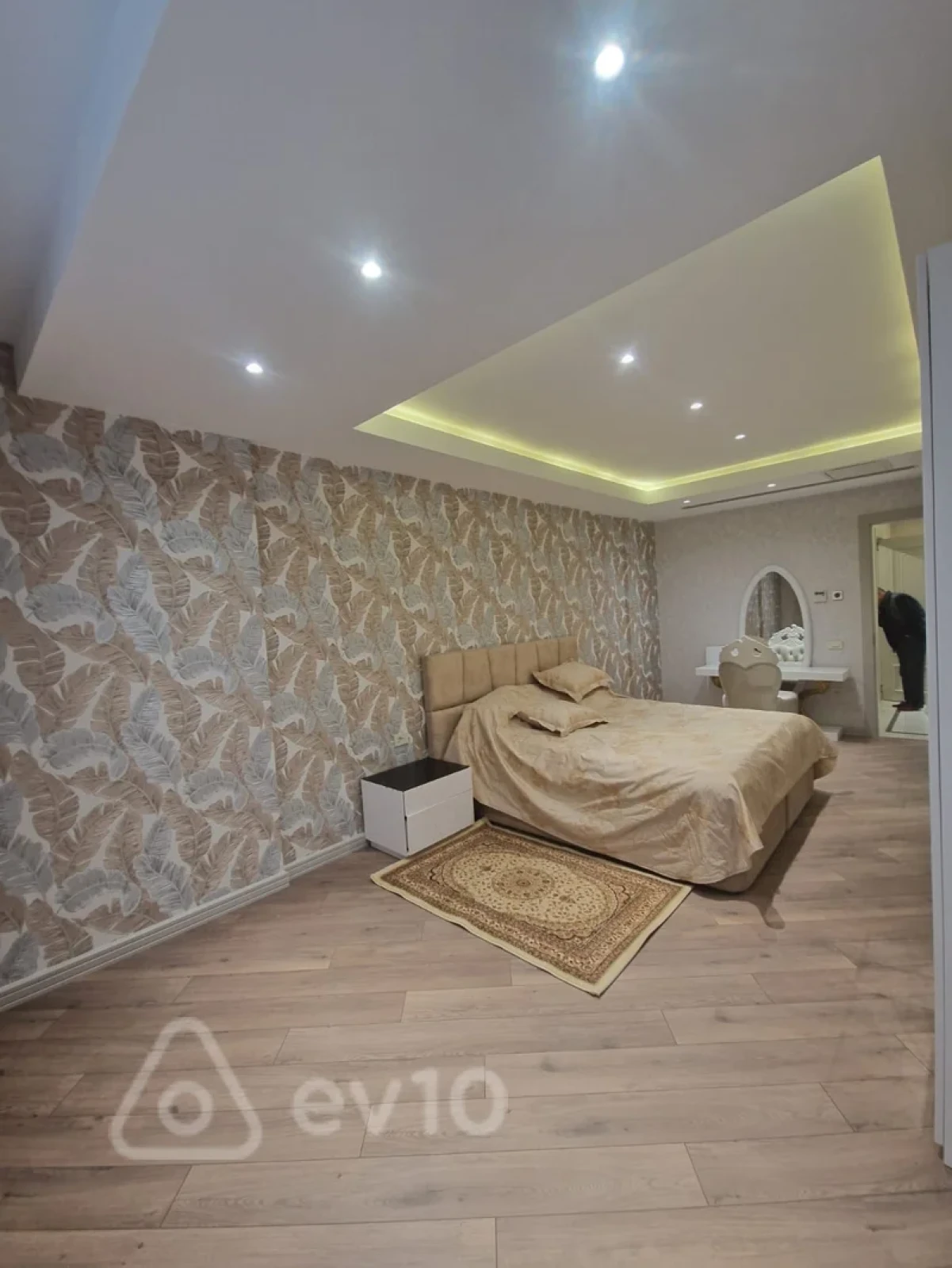 Kirayə verilir 3 otaqlı yeni tikili 190 m²