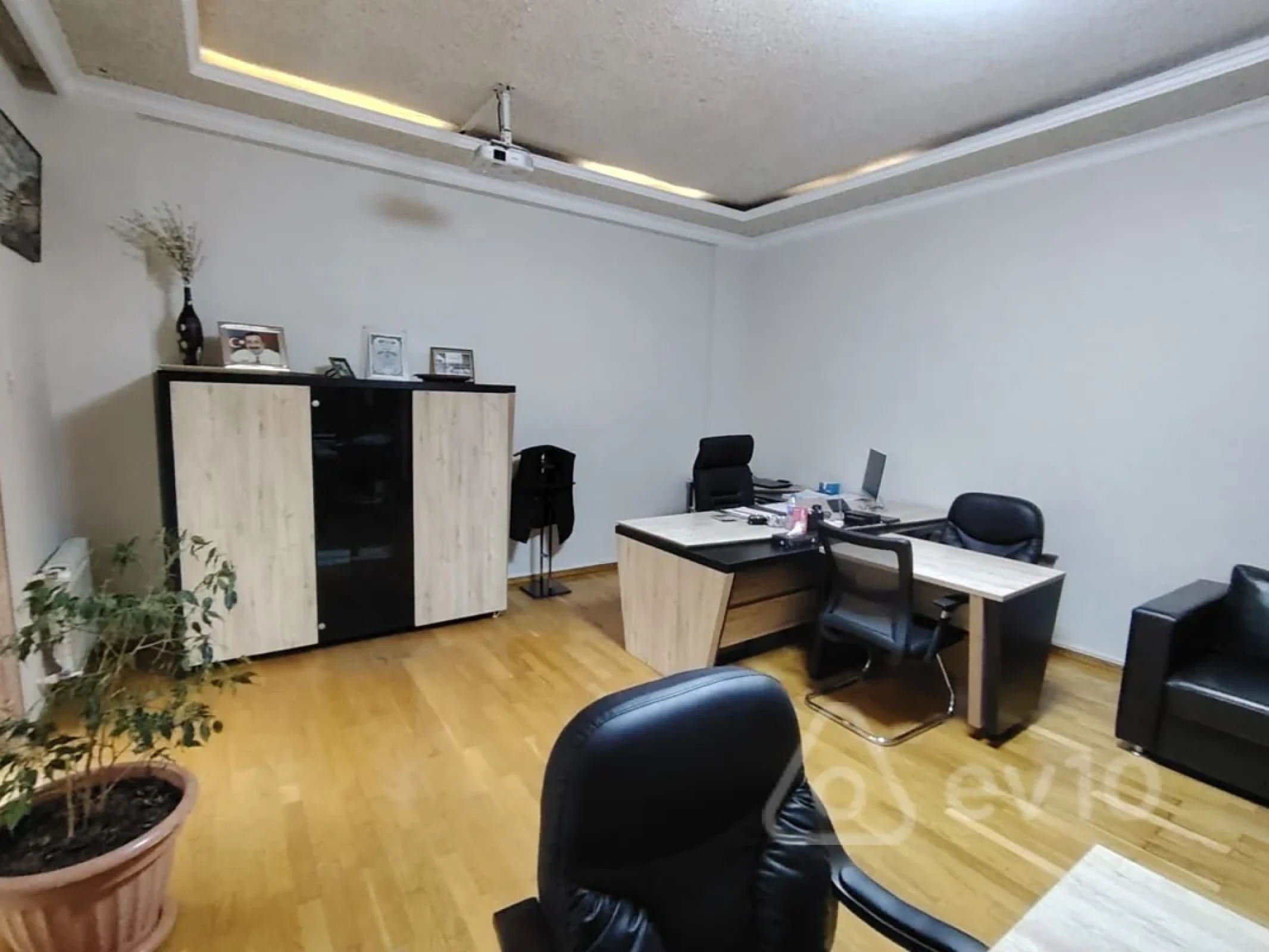 Kirayə verilir 3 otaqlı ofis 167 m²