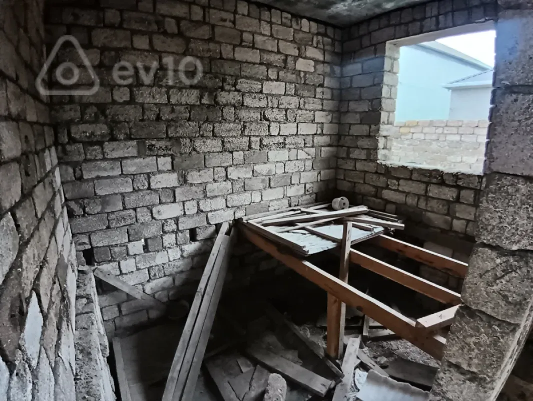 Satılır 6 otaqlı həyət evi 5000 m²