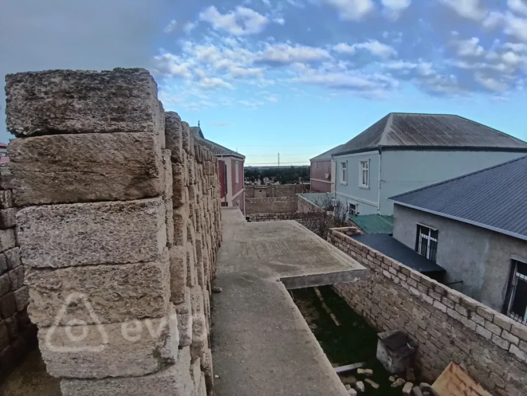 Satılır 6 otaqlı həyət evi 5000 m²