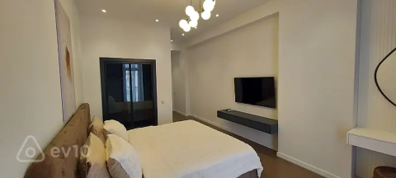 Kirayə verilir 3 otaqlı yeni tikili 180 m²