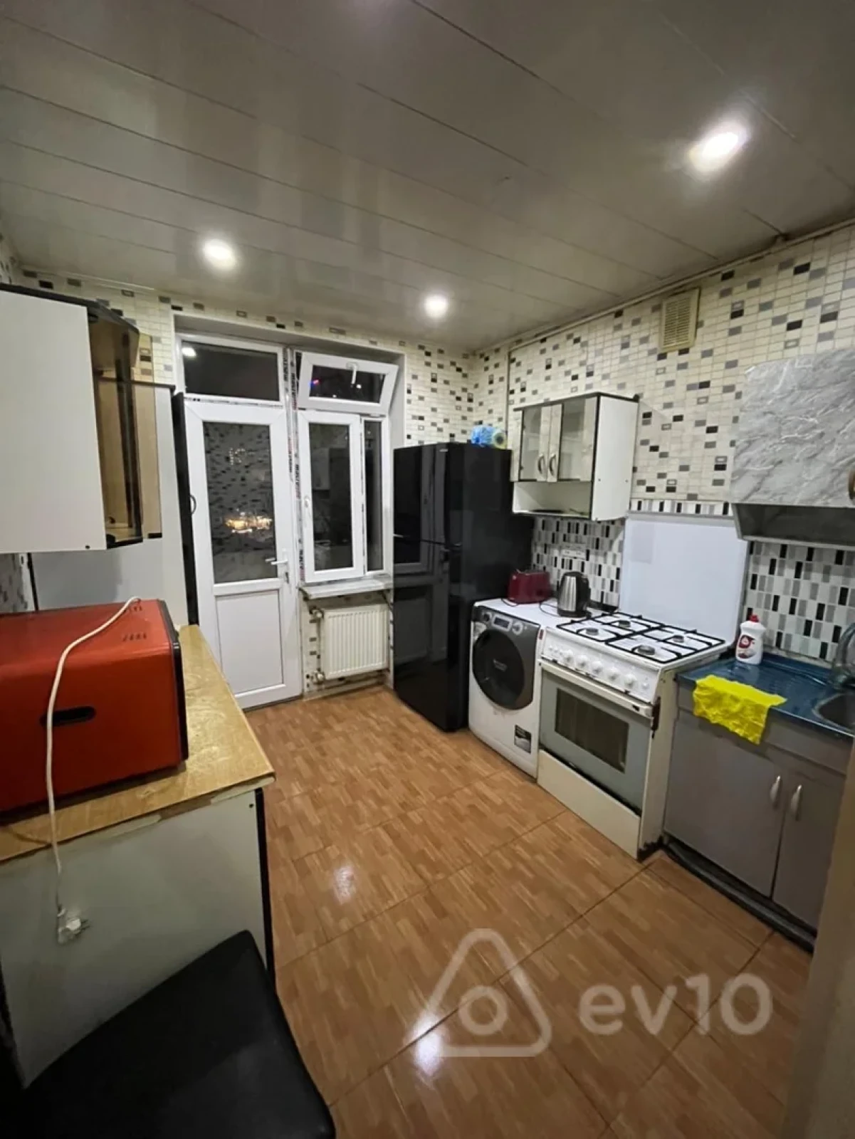Kirayə verilir 2 otaqlı köhnə tikili 65 m²