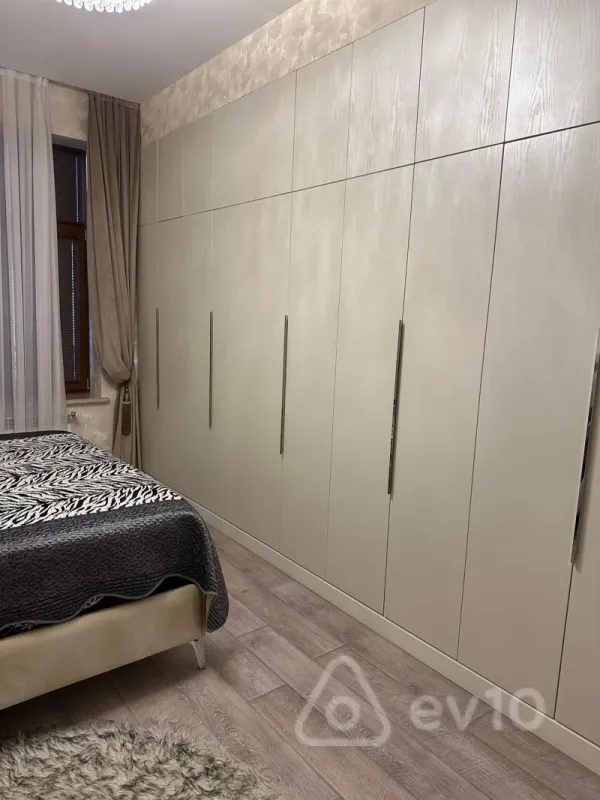 Kirayə verilir 4 otaqlı yeni tikili 140 m²
