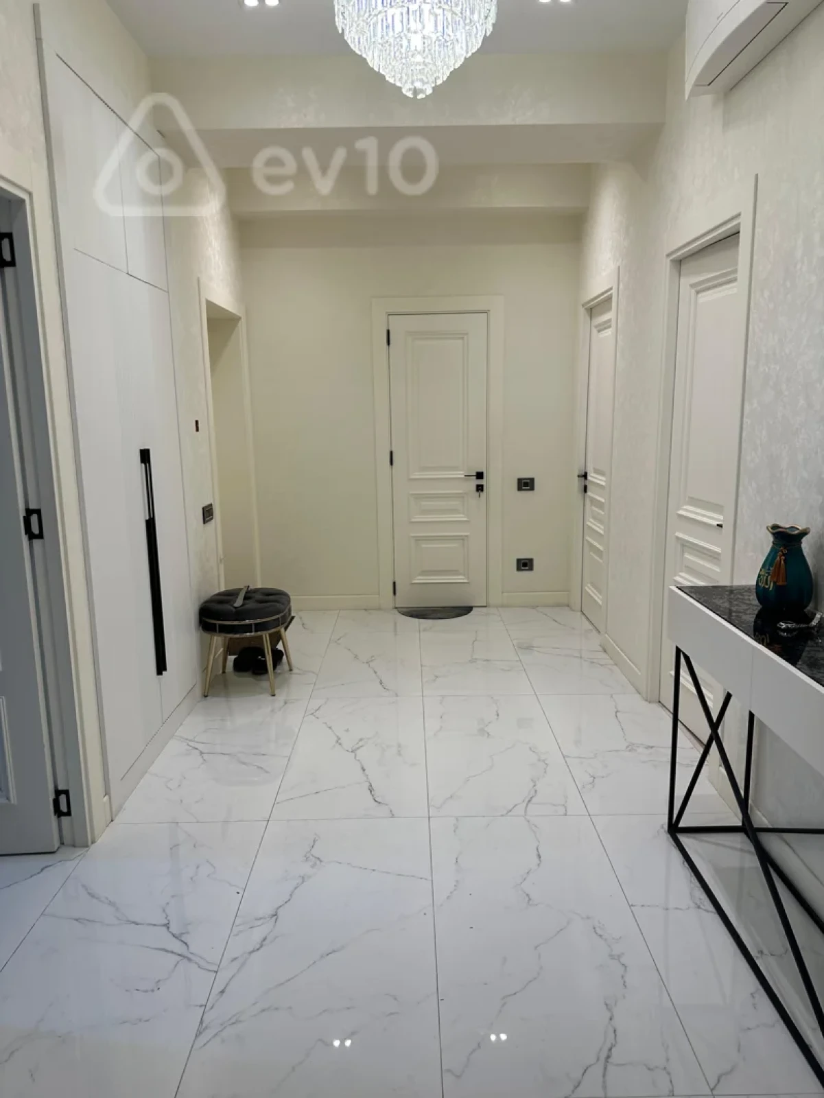 Kirayə verilir 4 otaqlı yeni tikili 140 m²