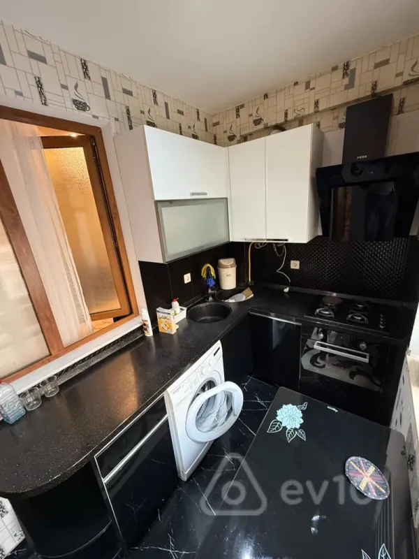 Kirayə verilir 3 otaqlı yeni tikili 180 m²