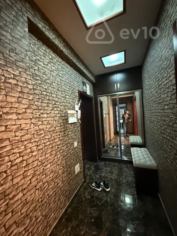 Kirayə verilir 3 otaqlı yeni tikili 180 m²